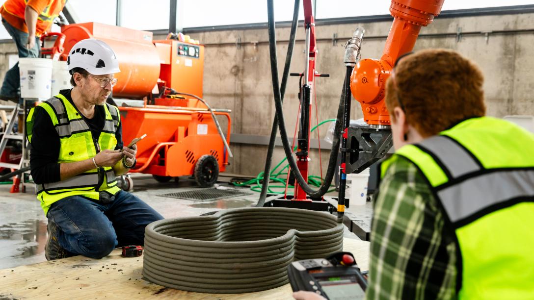 Watching robot build 3d concreate object